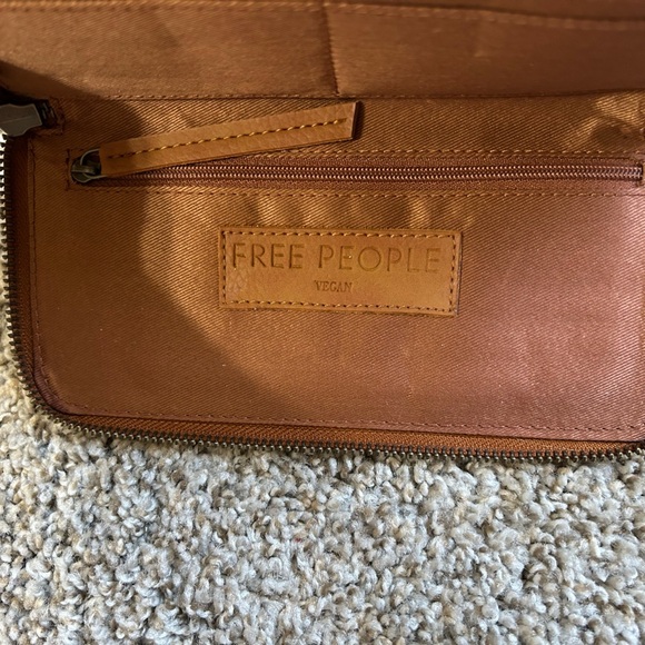 NEW Free People Distressed Vegan Wallet Brown Travel Wristlet Zip Boho Compact - Picture 8 of 11